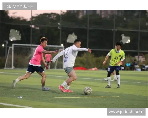 足球明星的魅力揭秘为何他们总能吸引众多粉丝的目光与喜爱